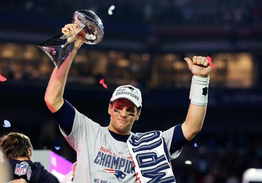 Tom Brady esulta col Trofeo Vince Lombardi dopo la vittoria al Super Bowl. AFP